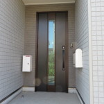 玄関前。外壁と調和する断熱玄関ドア。同タイプ(外観)