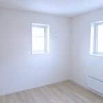 2階洋室。白を基調とした明るい室内。(洋室)