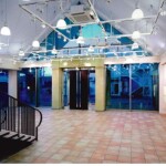 売り場　店内から入口を見る