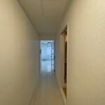 玄関から室内を見る