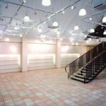 売り場　階段、照明