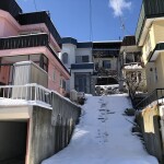 奥側の白い壁の住宅(外観)