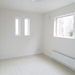 各室にはおしゃれな窓あり(洋室)