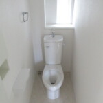 窓、収納あり。(トイレ)