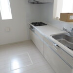 窓から明るい日差しの入るキッチン(キッチン)