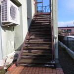 2階玄関への階段(外観)