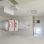 窓、棚、タオル掛けのあるトイレ。(トイレ)