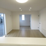 キッチンからリビングを見る(リビング)