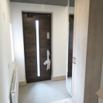 玄関にもパネルヒーター付きで帰宅時も暖か(玄関)