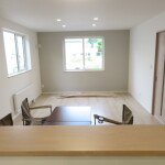 キッチンからリビングを見る(リビング)