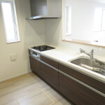 ご家族との対話を楽しみながら調理できる対面キッチン。（同タイプ）浄水栓付き。(キッチン)