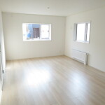 2面の窓から1日中明るい日差し。1号棟(リビング)