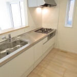 対面キッチンでご家族との対話が楽しめます。(キッチン)