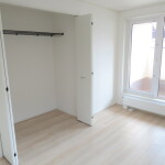 2階洋室。白を基調とした明るい室内。(洋室)