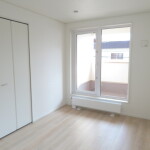 バルコニーに出入りできる2階洋室　(洋室)