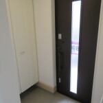 1号棟玄関　窓付き、光の入る明るい玄関内部　(玄関)