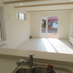 キッチンからリビングを見る(リビング)