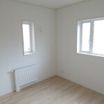 セントラルパネルヒーターが全室にあり、場所を取らず暖かです。(洋室)