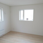 2階洋室。白を基調とした明るい室内。(洋室)