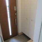 窓付き、光の入る明るい玄関内部　(玄関)