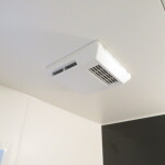 浴室天井には物干しスペースあり(浴室)