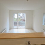 キッチンからリビングを見る(リビング)