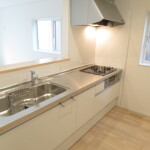 窓のある明るいキッチン　。床下収納もあります。(キッチン)