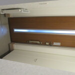 窓付き、光の入る明るい玄関内部　(玄関)