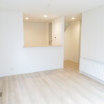 2面の窓から1日中明るい日差し（3号棟）(リビング)