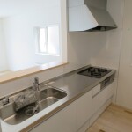 対面キッチンでご家族との対話が楽しめます。(キッチン)