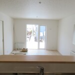 キッチンからリビングを見る(リビング)