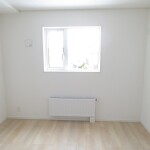 セントラルパネルヒーターが全室にあり、場所を取らず暖かです。(洋室)