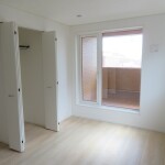 バルコニーに出入りできる2階洋室　(洋室)