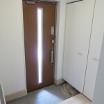 窓付き、光の入る明るい玄関内部　(玄関)