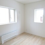 2階洋室。白を基調とした明るい室内。(洋室) 2階洋室。白を基調とした明るい室内。(洋室)