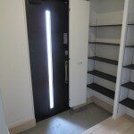 窓付き、光の入る明るい玄関内部 (玄関) 窓付き、光の入る明るい玄関内部 (玄関)